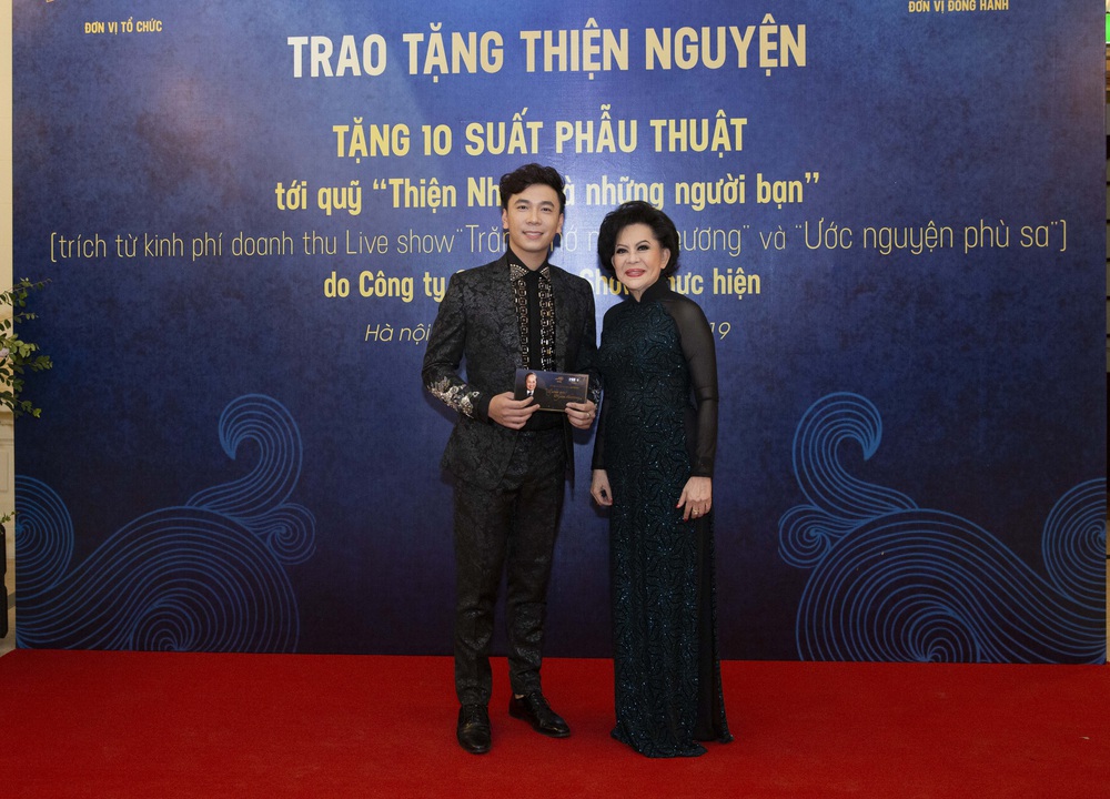 Lê Việt Anh và danh ca Giao Linh tặng 10 suất phẫu thuật cho quỹ Thiện Nhân - Ảnh 1.