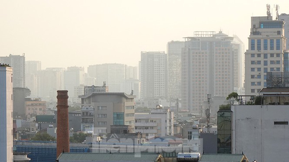 Hà Nội lại chìm trong ô nhiễm, khuyến cáo người dân hạn chế ra đường - Ảnh 1.
