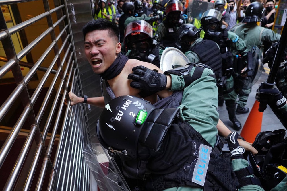 24h qua ảnh: Người biểu tình Hong Kong dùng thùng xốp làm rào chắn - Ảnh 5.