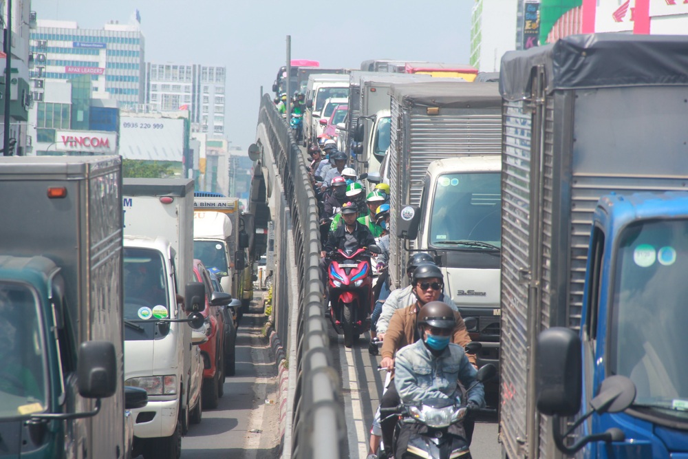 Hàng nghìn phương tiện chôn chân giữa trưa nắng, người dân cuốc bộ ra sân bay Tân Sơn Nhất - Ảnh 8.