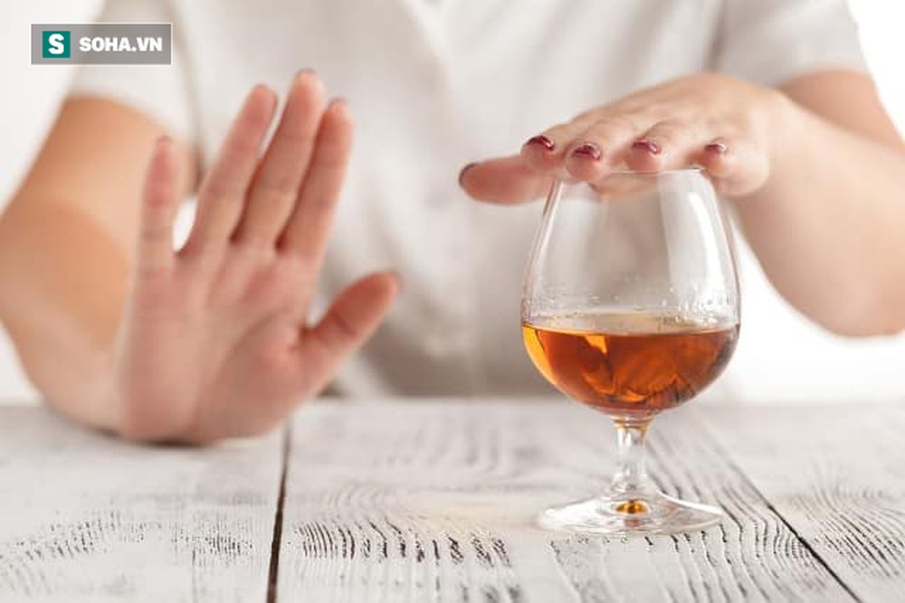 4 dấu hiệu cơ thể kêu cứu bạn nên ngừng uống rượu ngay để không phá hỏng nội tạng - Ảnh 2.