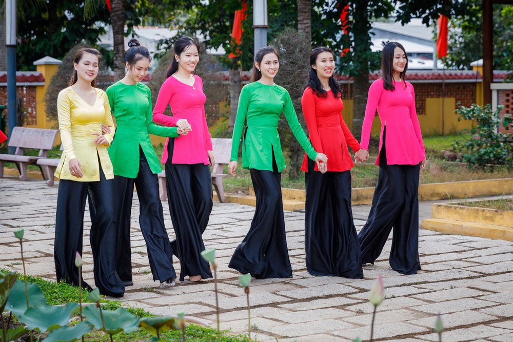 Top 30 Người đẹp Xứ dừa thăm hỏi, tặng quà mẹ Việt Nam anh hùng trước thềm chung kết - Ảnh 2.