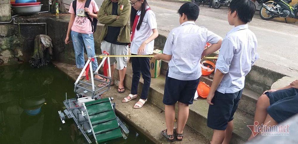 Thầy giáo bỏ việc nghìn đô, giúp học sinh làm thuyền vớt rác - Ảnh 4.