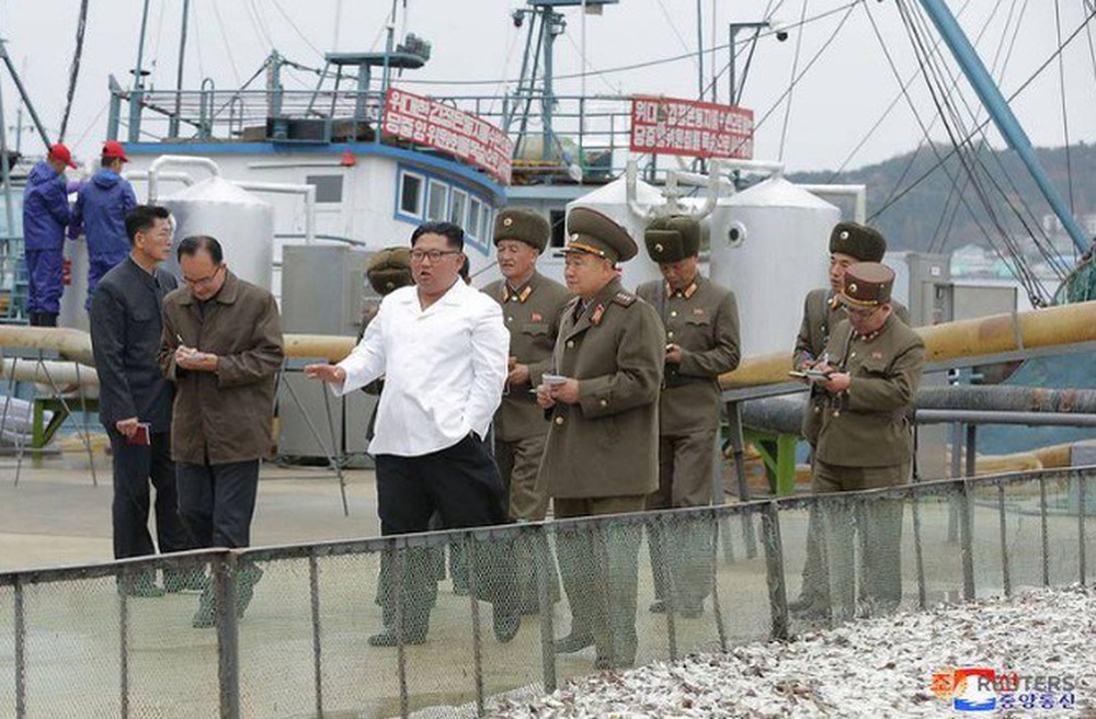 Triều Tiên tung loạt ảnh ông Kim thăm nhà máy cá - Ảnh 1.