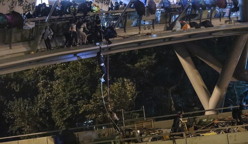 Hồng Kông: Cùng quẫn, người biểu tình chui xuống cống nước thải chạy trốn nhưng đành thất vọng - Ảnh 2.