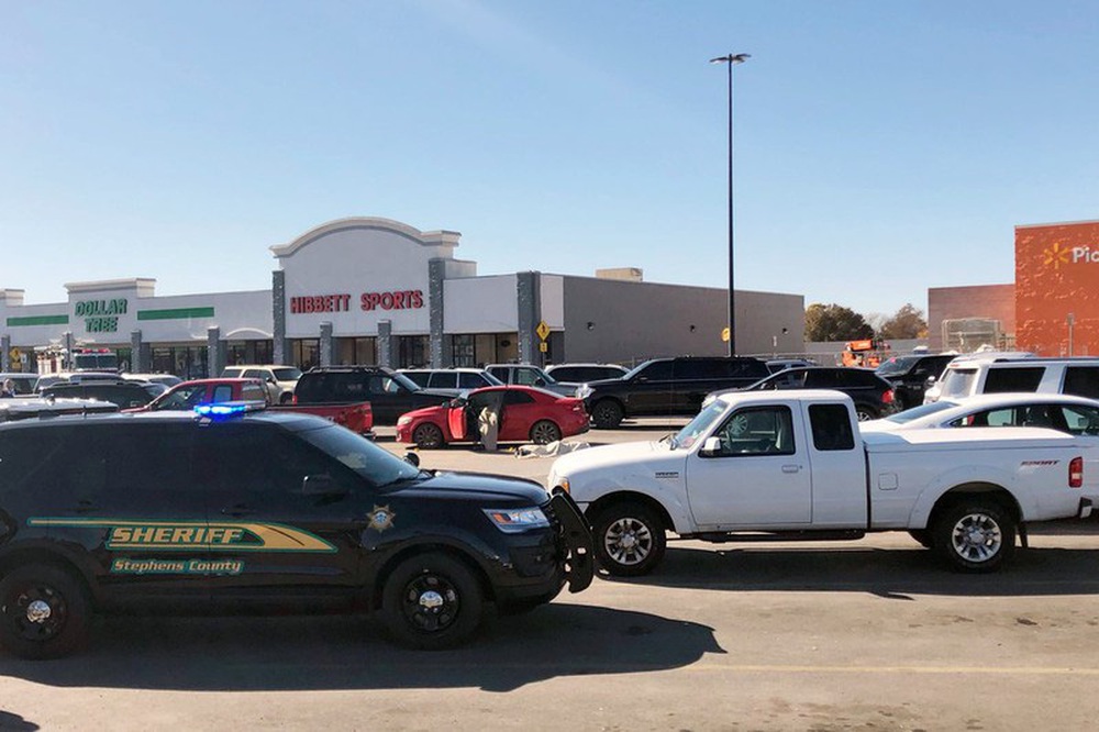 Lại xảy ra nổ súng kinh hoàng tại Siêu thị Walmart ở Mỹ - Ảnh 3.