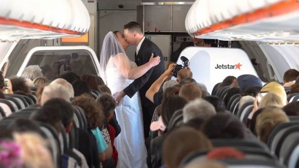 Cặp đôi tổ chức lễ cưới khi máy bay đạt 11.000 mét, hành khách reo hò chúc mừng - Ảnh 1.