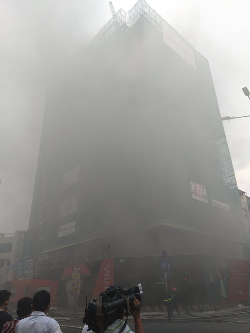 Cháy ở công trình cao ốc khách sạn giữa trung tâm Sài Gòn, nhiều người náo loạn - Ảnh 1.