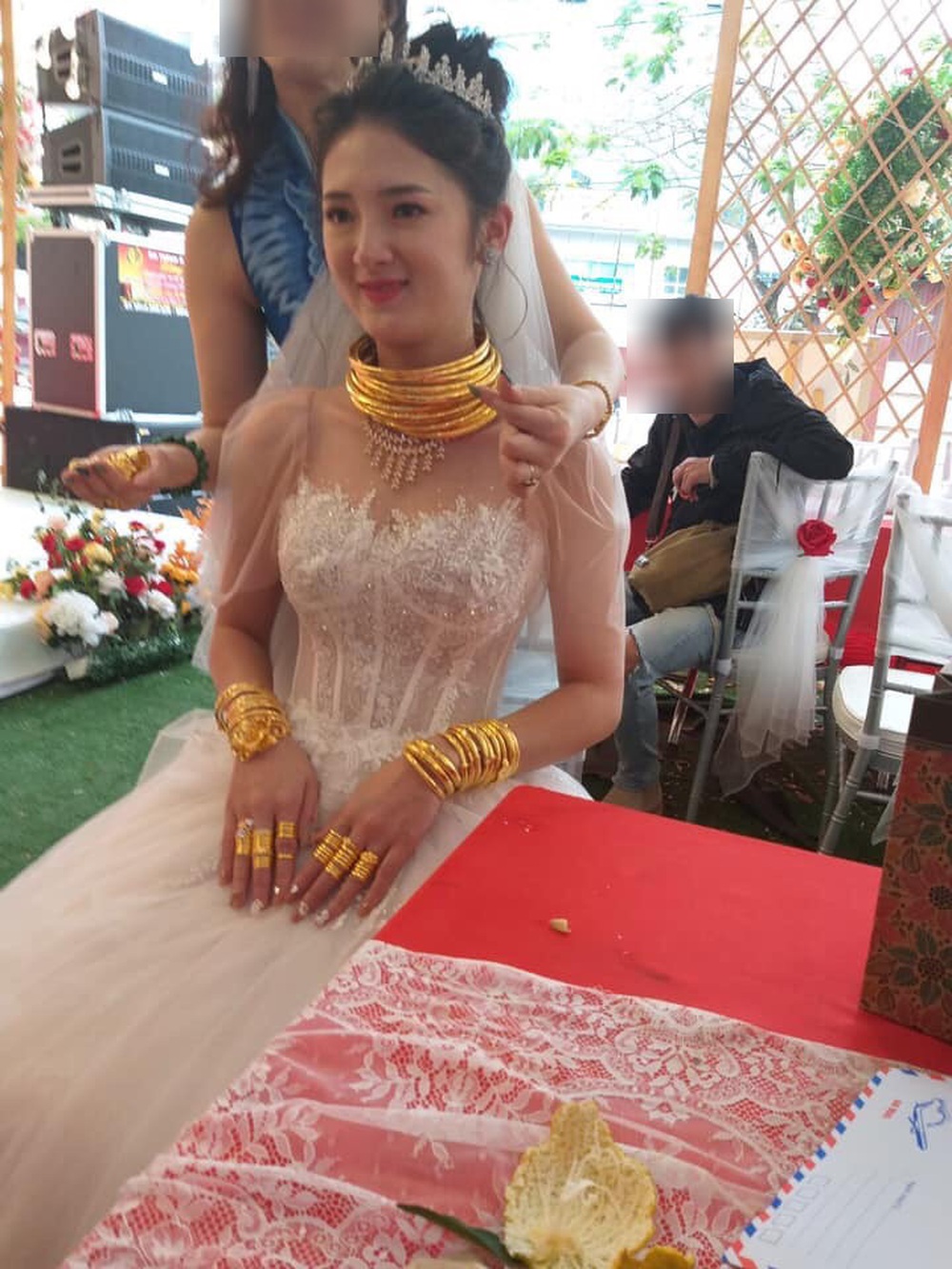Danh tính cô dâu Cao Bằng đeo vàng nặng trĩu cổ khiến dân mạng xôn xao - Ảnh 3.