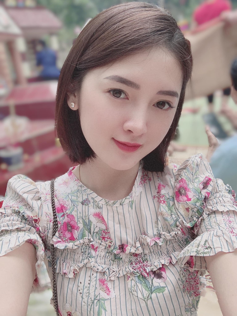 Danh tính cô dâu Cao Bằng đeo vàng nặng trĩu cổ khiến dân mạng xôn xao - Ảnh 5.