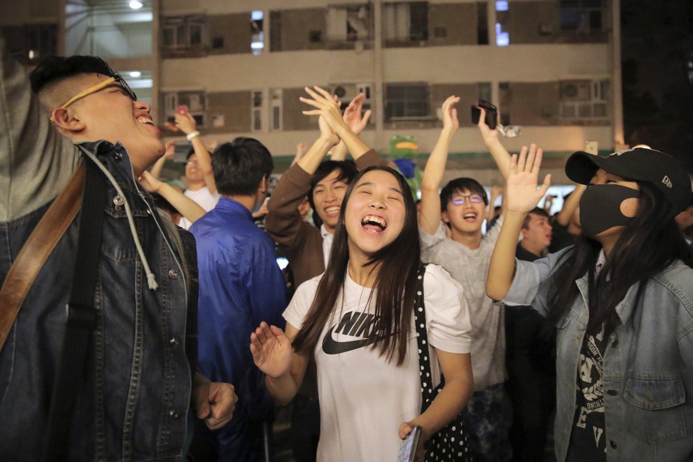 Bầu cử Hồng Kông: Phe ủng hộ Bắc Kinh thua ở 17/18 quận, chuyên gia Trung Quốc cảnh báo chính phủ điều gì? - Ảnh 2.