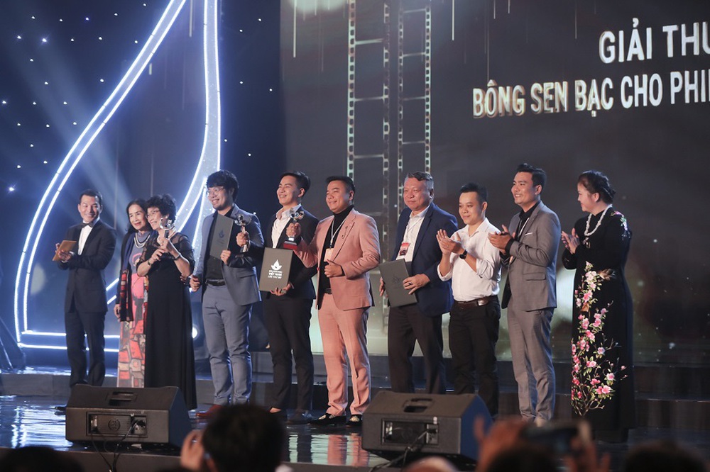 Đạo diễn Cua lại vợ bầu thắng giải Biên kịch xuất sắc nhất tại LHP Việt Nam 2019 - Ảnh 2.