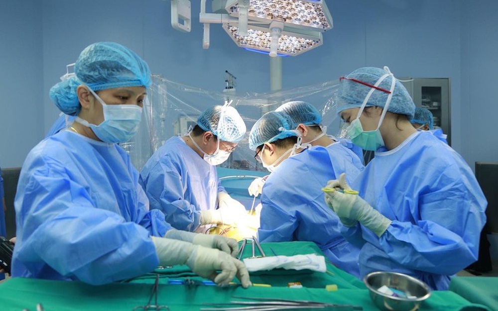 Ghép gan từ người cho sống cứu bệnh nhân nguy kịch do có bệnh nhưng uống thuốc không đều - Ảnh 1.