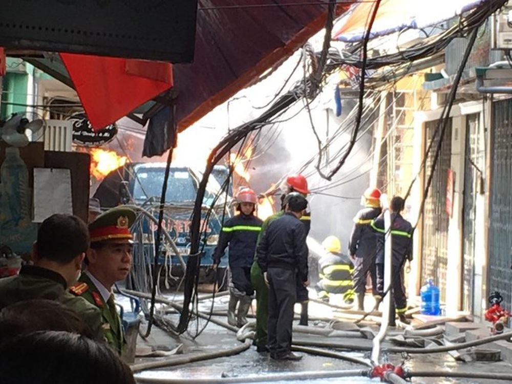 Nhân chứng sợ hãi kể giây phút bình gas phát nổ gây ra vụ cháy lớn trên phố Hà Nội - Ảnh 1.