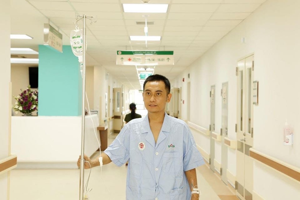 Ghép gan từ người cho sống cứu bệnh nhân nguy kịch do có bệnh nhưng uống thuốc không đều - Ảnh 2.