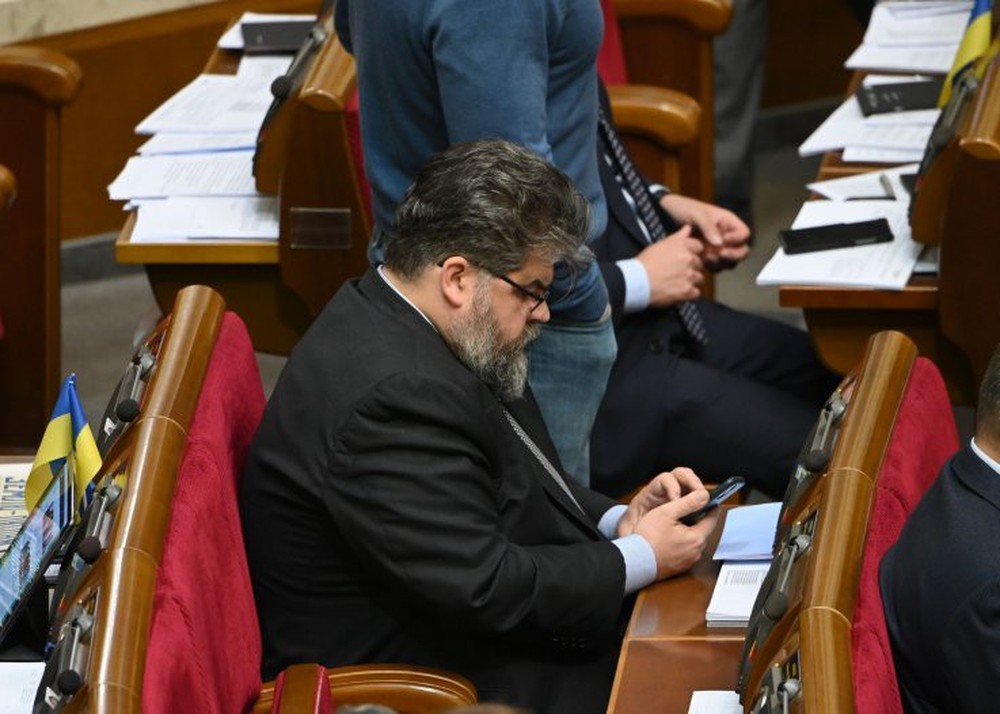 Đang họp Quốc hội, nghị sĩ Ukraine thản nhiên nhắn tin với gái gọi: Lời bao biện sau đó khiến dư luận càng phẫn nộ - Ảnh 1.