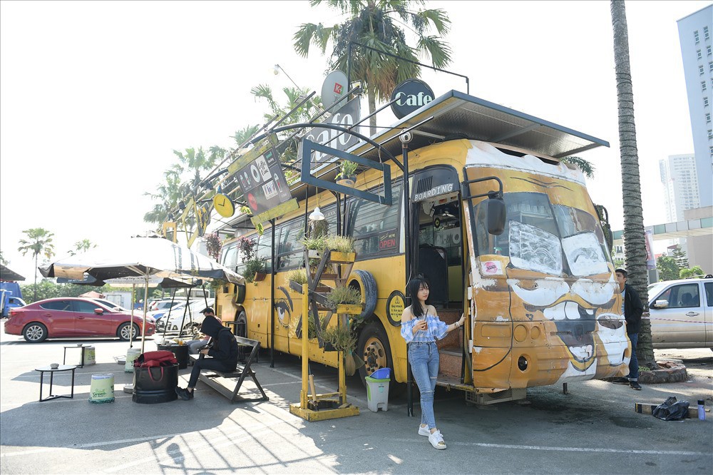 Độc đáo chiếc xe buýt phế thải được hô biến thành quán cà phê - Ảnh 1.