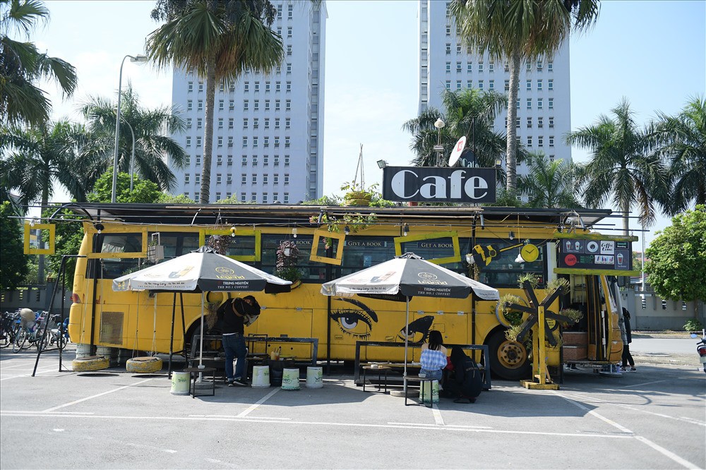 Độc đáo chiếc xe buýt phế thải được hô biến thành quán cà phê - Ảnh 8.