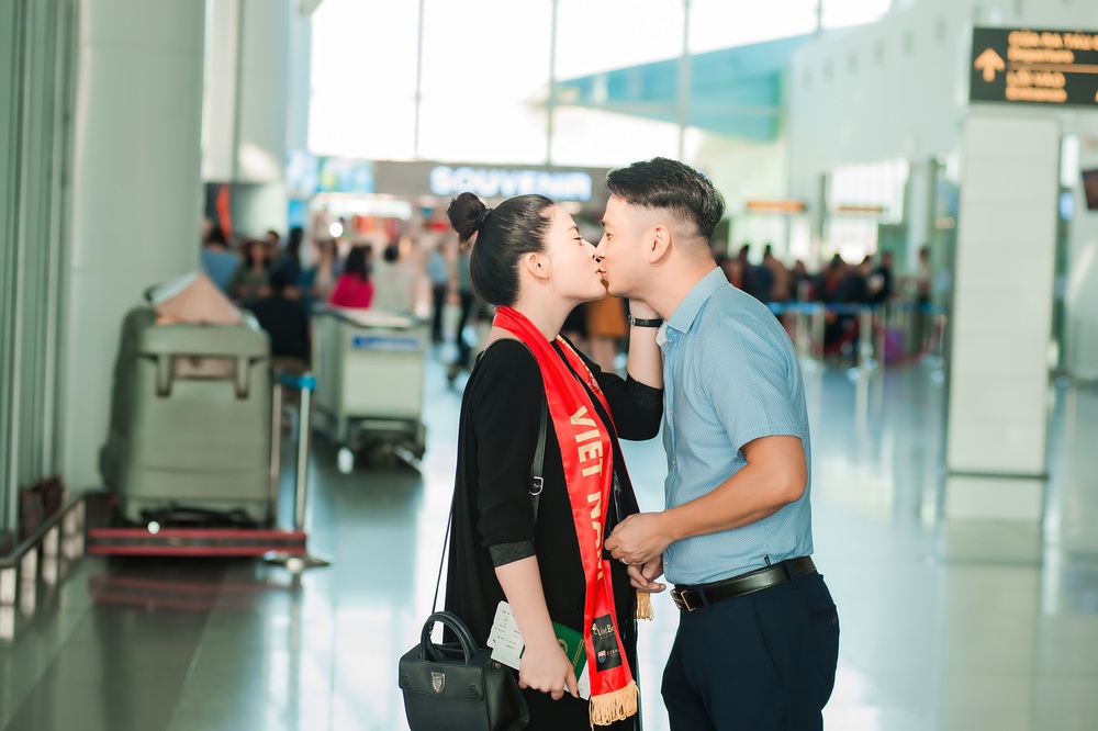 Vợ chồng ca sĩ Ngọc Hiền không ngại khoá môi ở sân bay - Ảnh 4.