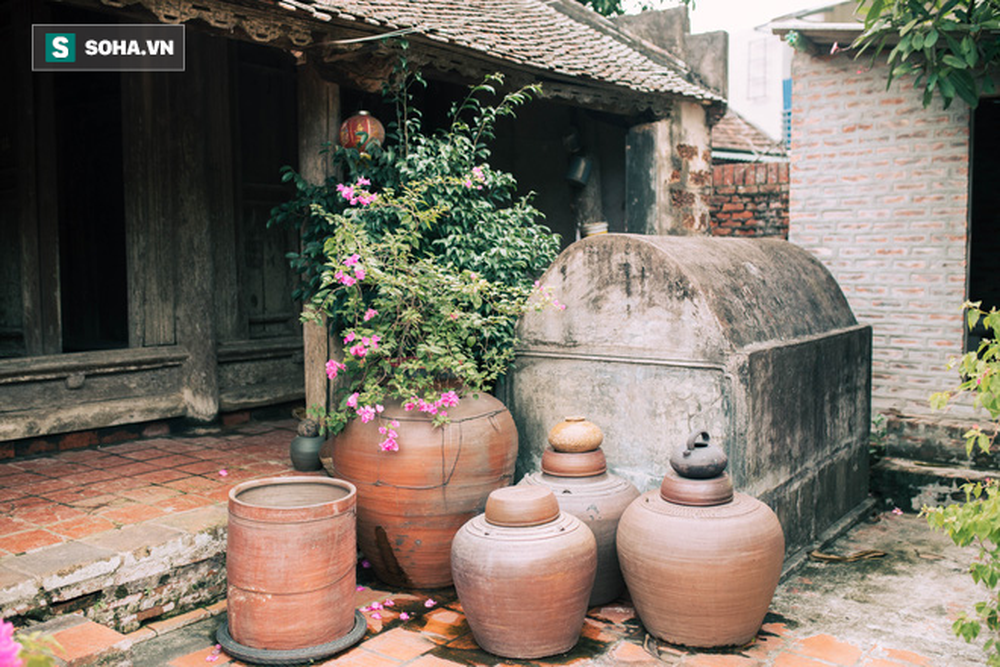 Cận cảnh chiếc chum nước có giá cả tỷ đồng tại ngôi nhà hơn 400 năm tuổi lại làng cổ Đường Lâm - Ảnh 5.