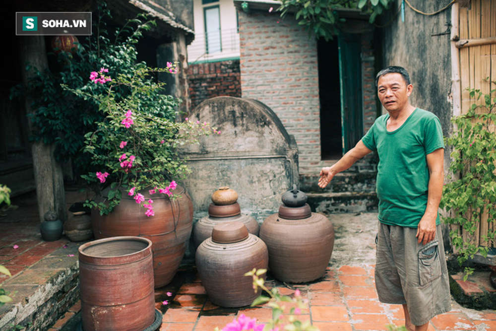 Cận cảnh chiếc chum nước có giá cả tỷ đồng tại ngôi nhà hơn 400 năm tuổi lại làng cổ Đường Lâm - Ảnh 4.