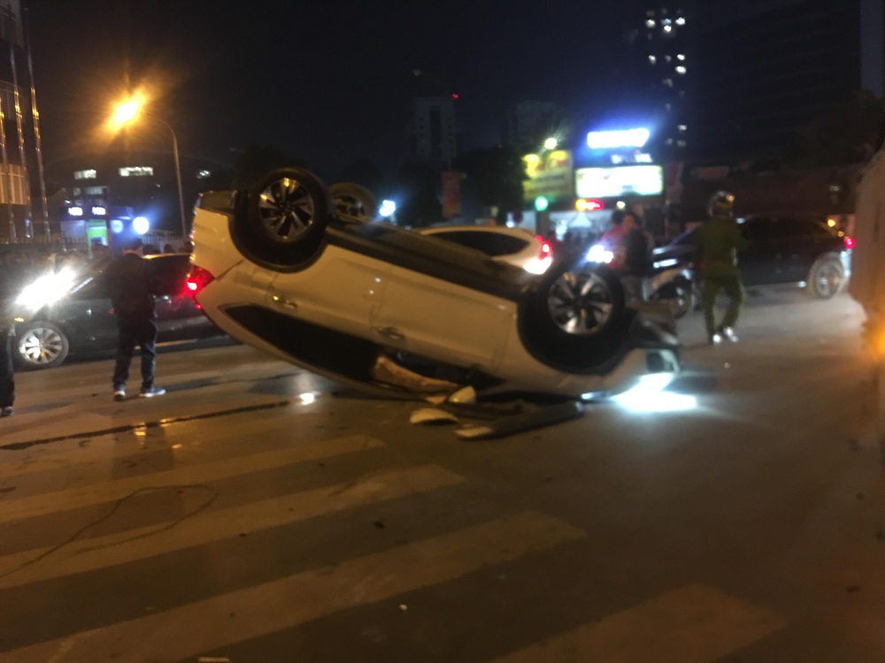 Honda CRV lật ngửa trên phố Hà Nội đúng lúc dòng người đổ ra mừng chiến thắng U22 VN, tài xế mất hút - Ảnh 3.