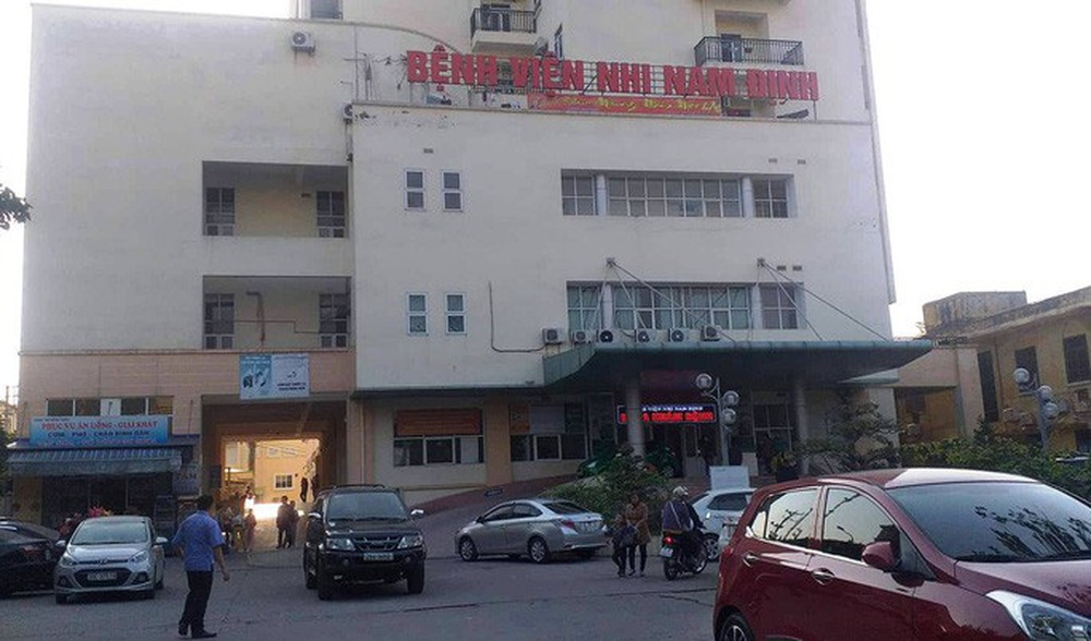 Vì sao nữ trưởng phòng xinh đẹp ở Bệnh viện Nhi Nam Định bị khởi tố, bắt tạm giam? - Ảnh 2.