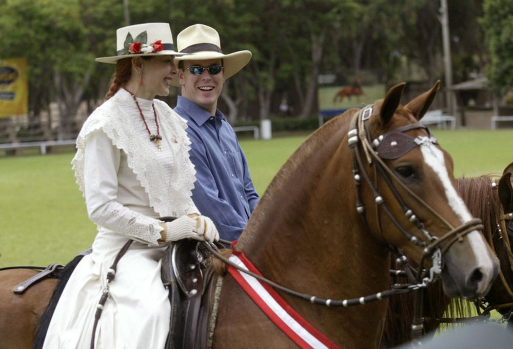 Ngắm các Đệ nhất phu nhân thế giới thể hiện kỹ năng cưỡi ngựa điêu luyện - Ảnh 3.