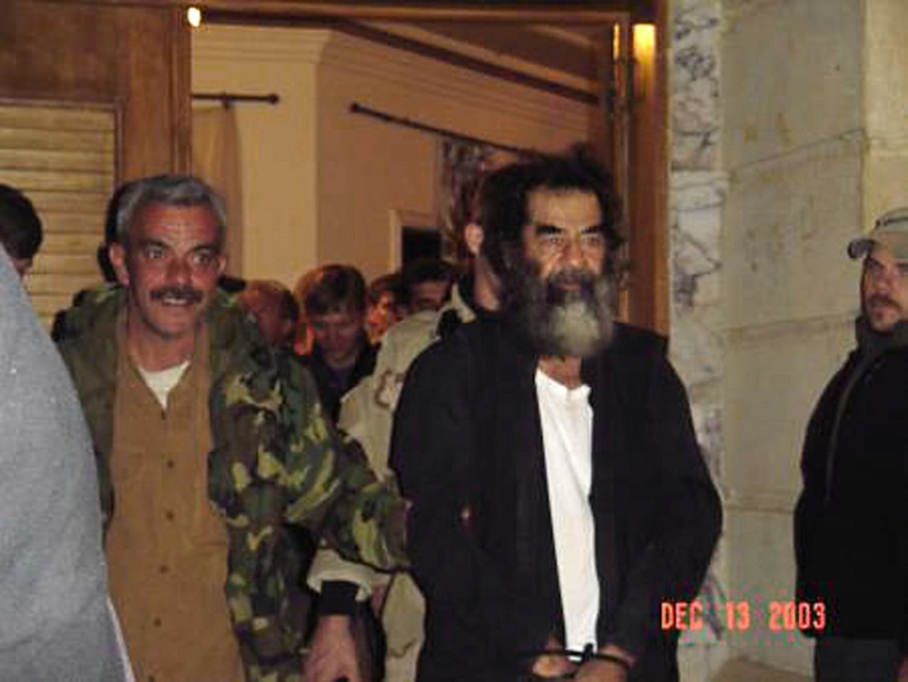 Người thẩm vấn Saddam Hussein tiết lộ những tình tiết bi thảm của vụ lừa dối lớn nhất lịch sử hiện đại - Ảnh 2.