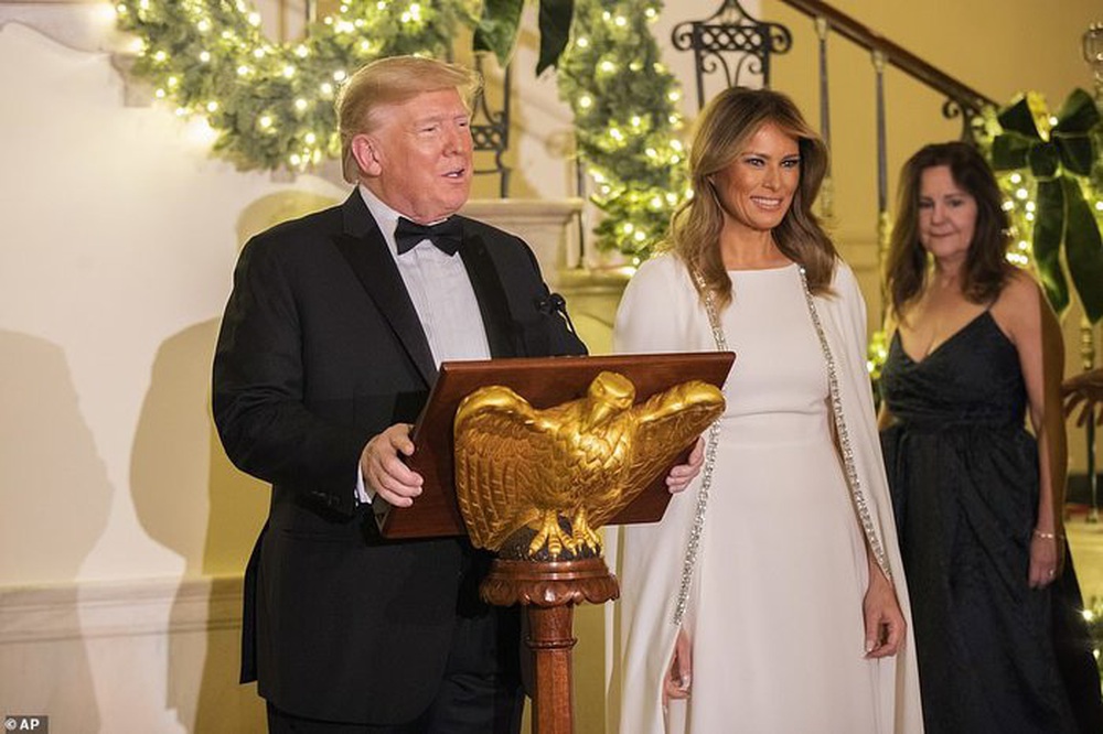 Bà Melania rạng ngời trong chiếc váy 4.000 USD, tay trong tay cùng ông Trump dự sự kiện mừng Giáng sinh - Ảnh 1.