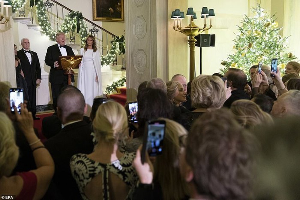 Bà Melania rạng ngời trong chiếc váy 4.000 USD, tay trong tay cùng ông Trump dự sự kiện mừng Giáng sinh - Ảnh 2.