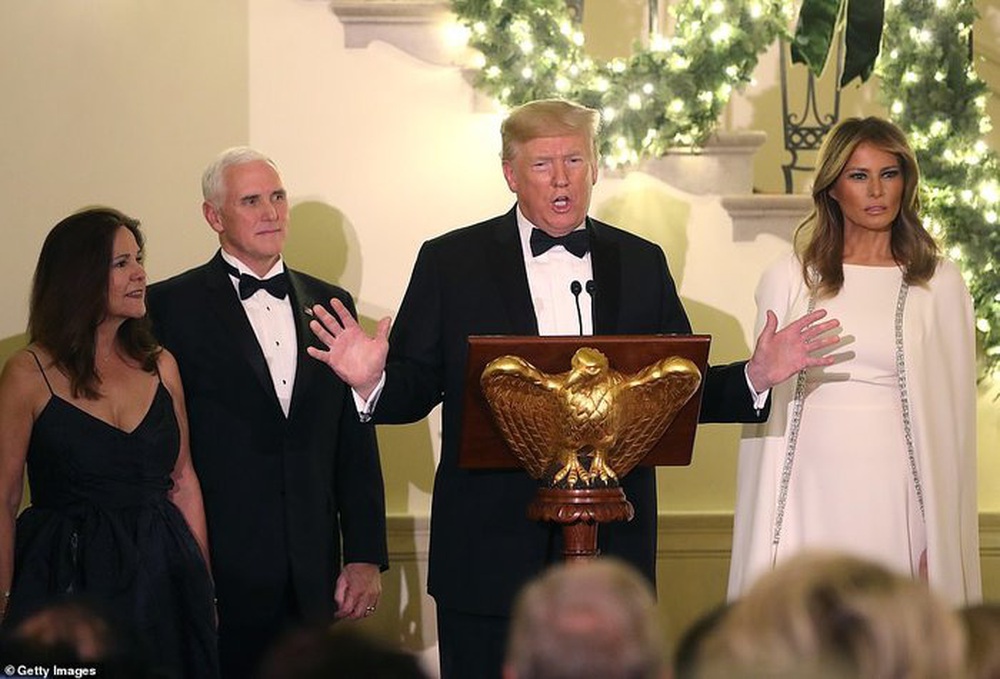 Bà Melania rạng ngời trong chiếc váy 4.000 USD, tay trong tay cùng ông Trump dự sự kiện mừng Giáng sinh - Ảnh 11.