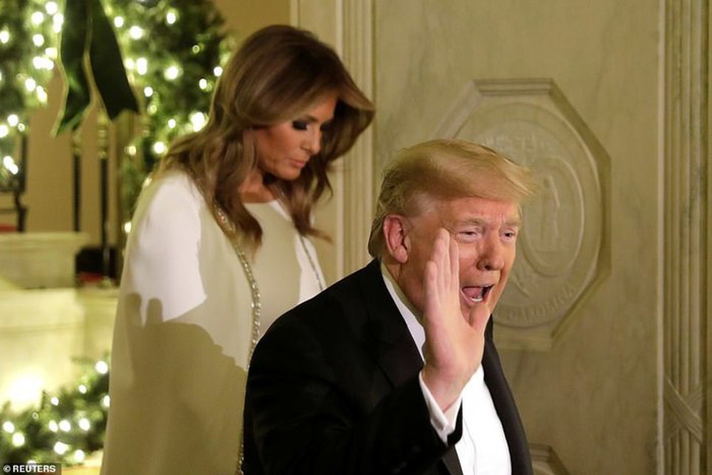 Bà Melania rạng ngời trong chiếc váy 4.000 USD, tay trong tay cùng ông Trump dự sự kiện mừng Giáng sinh - Ảnh 15.
