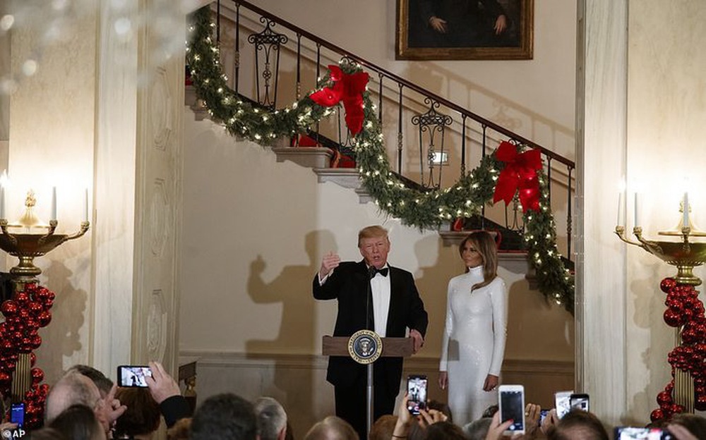 Bà Melania rạng ngời trong chiếc váy 4.000 USD, tay trong tay cùng ông Trump dự sự kiện mừng Giáng sinh - Ảnh 17.