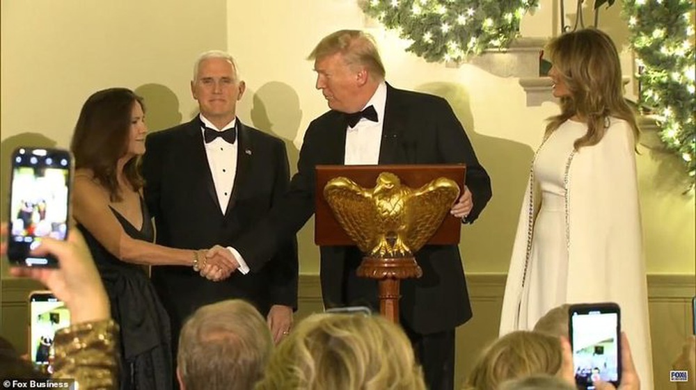 Bà Melania rạng ngời trong chiếc váy 4.000 USD, tay trong tay cùng ông Trump dự sự kiện mừng Giáng sinh - Ảnh 10.