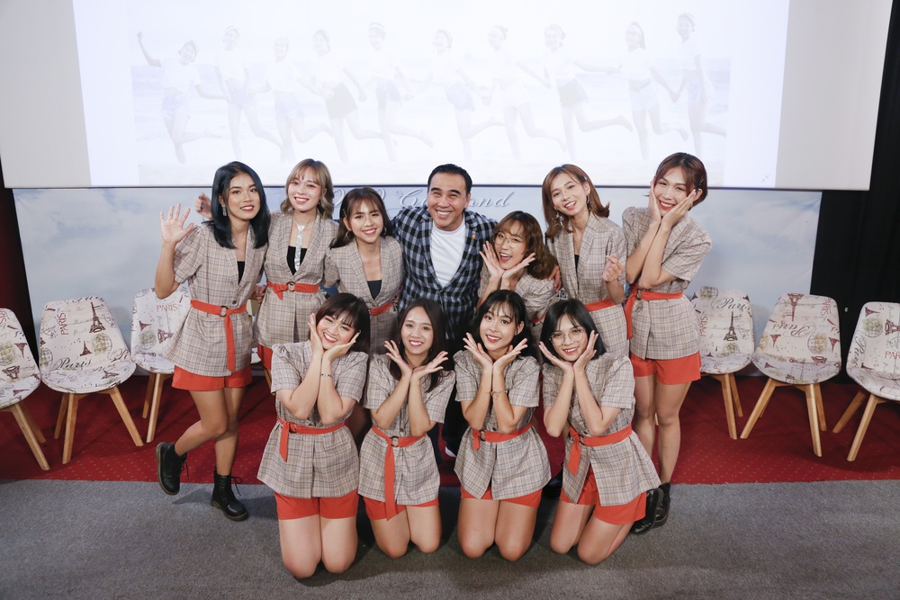 Quyền Linh nhận đỡ đầu nhóm nhạc nữ 10 thành viên - Ảnh 4.