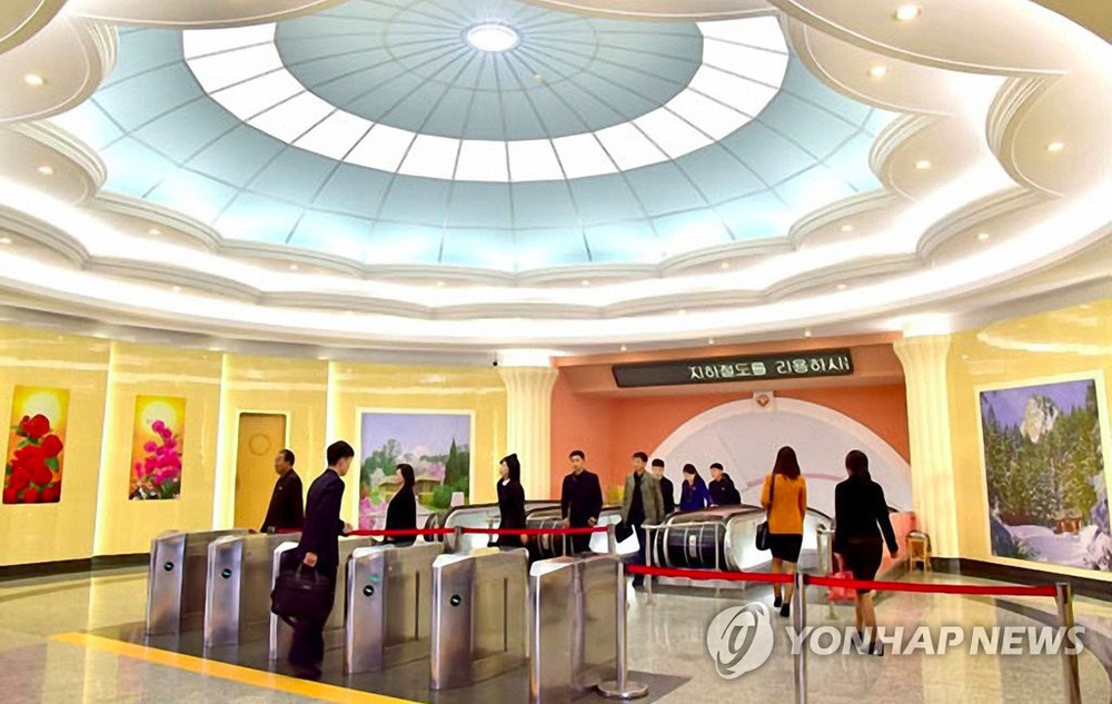 Triều Tiên khoe ga tàu điện ngầm mới tu sửa đẹp lung linh - Ảnh 4.