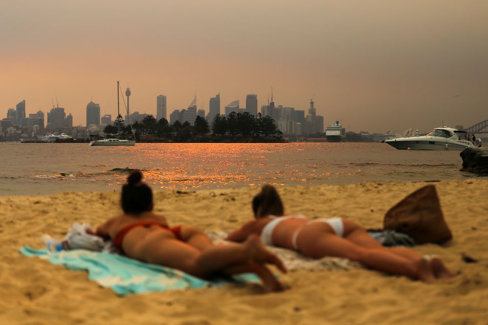7 ngày qua ảnh: Du khách tắm nắng dưới bầu trời đầy khói cháy rừng ở Australia - Ảnh 3.
