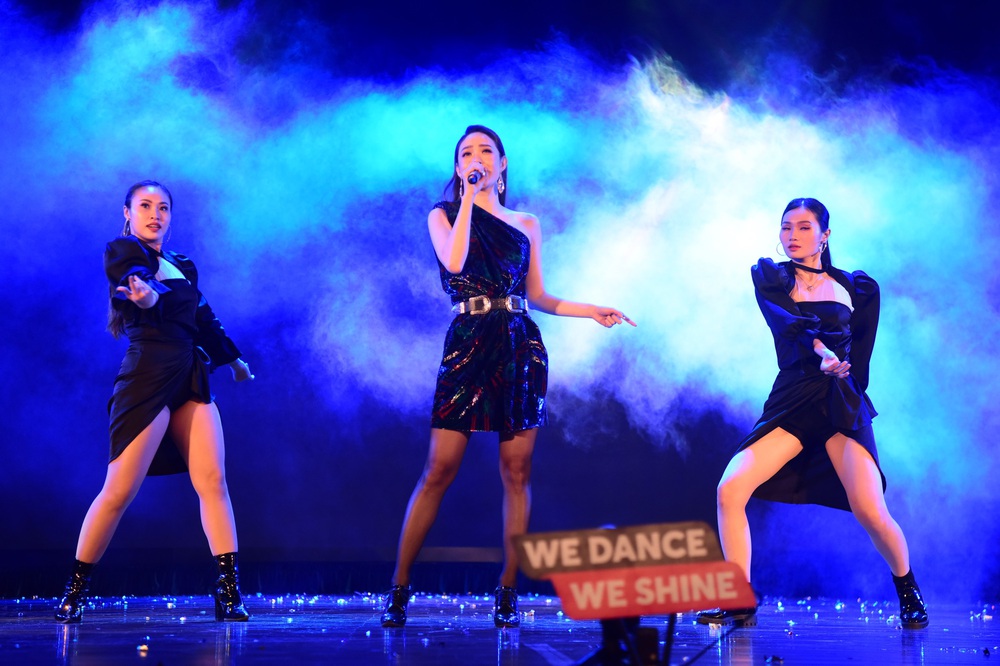 Minh Hằng, Trọng Hiếu nhảy sung trên sân khấu đêm chung kết Kpop Dance For Youth - Ảnh 6.