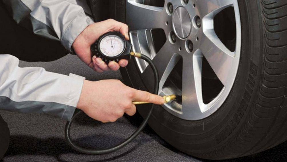 Những điều cần chú ý để đảm bảo an toàn khi lái xe trời lạnh - Ảnh 1.