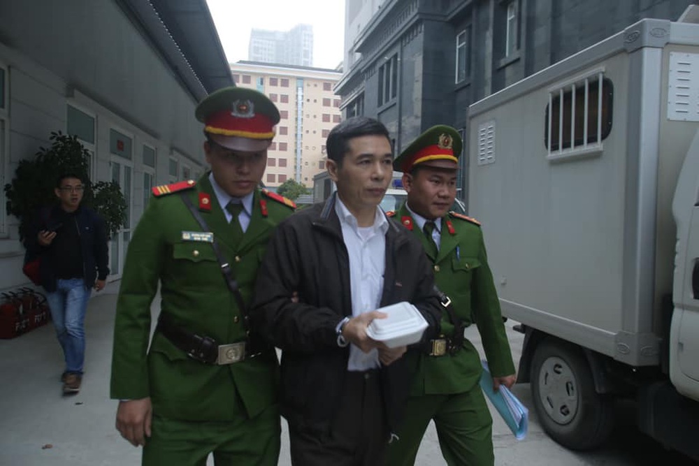Hình ảnh mới nhất phiên xét xử vụ MobiFone mua AVG: ông Nguyễn Bắc Son, Trương Minh Tuấn tới tòa - Ảnh 7.