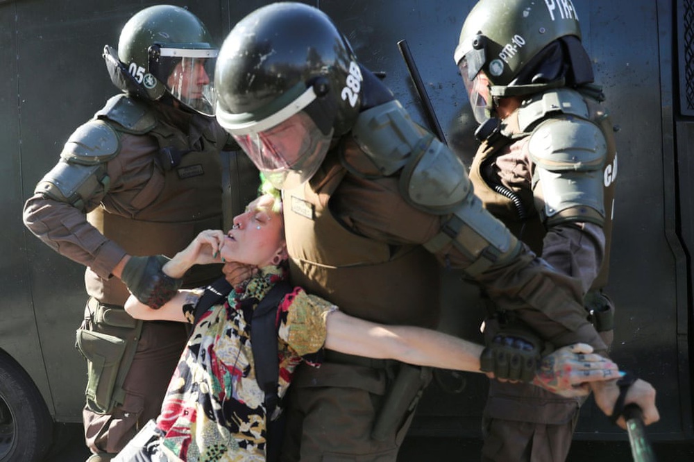 24h qua ảnh: Đụng độ cảnh sát chống bạo động, người biểu tình ném pháo sáng rực phố - Ảnh 9.