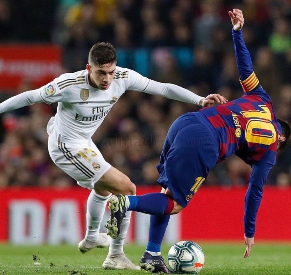 Lập siêu phẩm đánh đầu, Ronaldo làm lu mờ Messi và Siêu kinh điển Barca