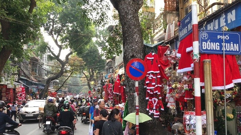 Hà Nội xuất hiện nhiều cây thông siêu to khổng lồ đón Noel 2019 - Ảnh 1.