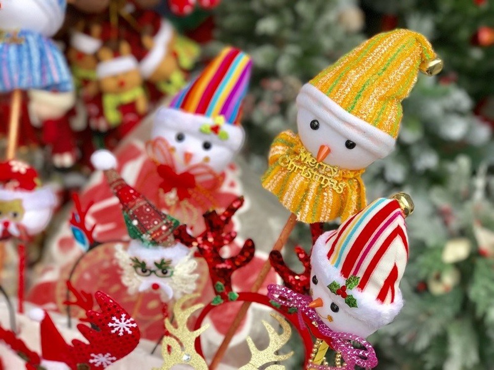 Hà Nội xuất hiện nhiều cây thông siêu to khổng lồ đón Noel 2019 - Ảnh 3.