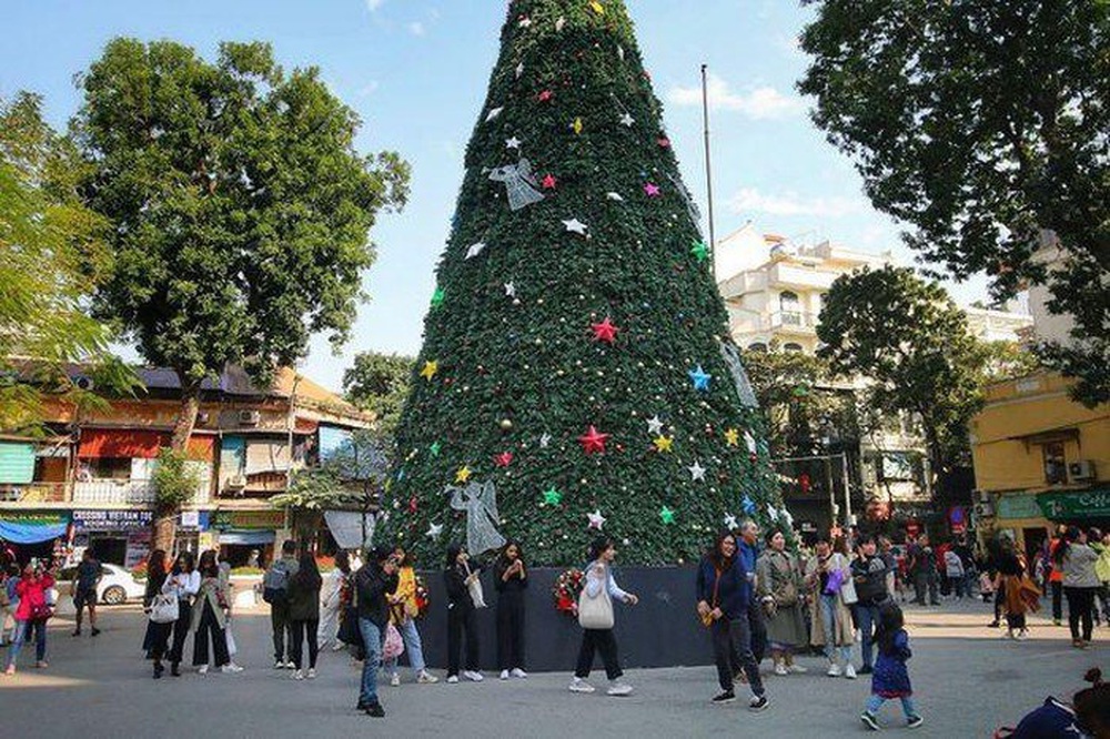 Hà Nội xuất hiện nhiều cây thông siêu to khổng lồ đón Noel 2019 - Ảnh 6.