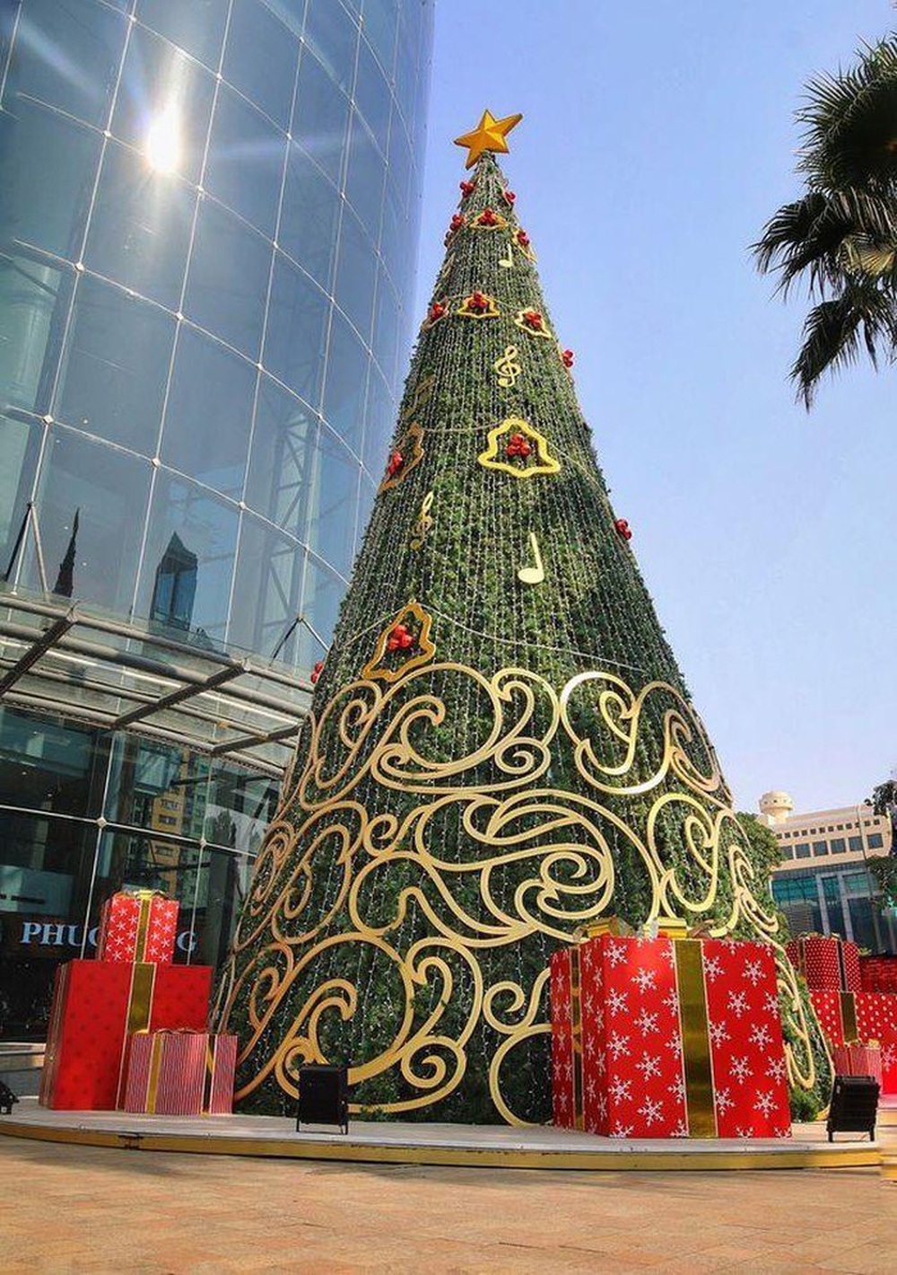 Hà Nội xuất hiện nhiều cây thông siêu to khổng lồ đón Noel 2019 - Ảnh 7.