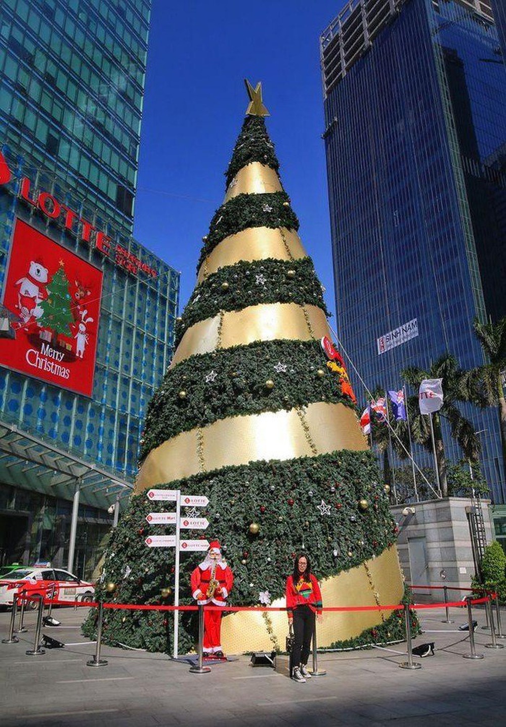 Hà Nội xuất hiện nhiều cây thông siêu to khổng lồ đón Noel 2019 - Ảnh 8.