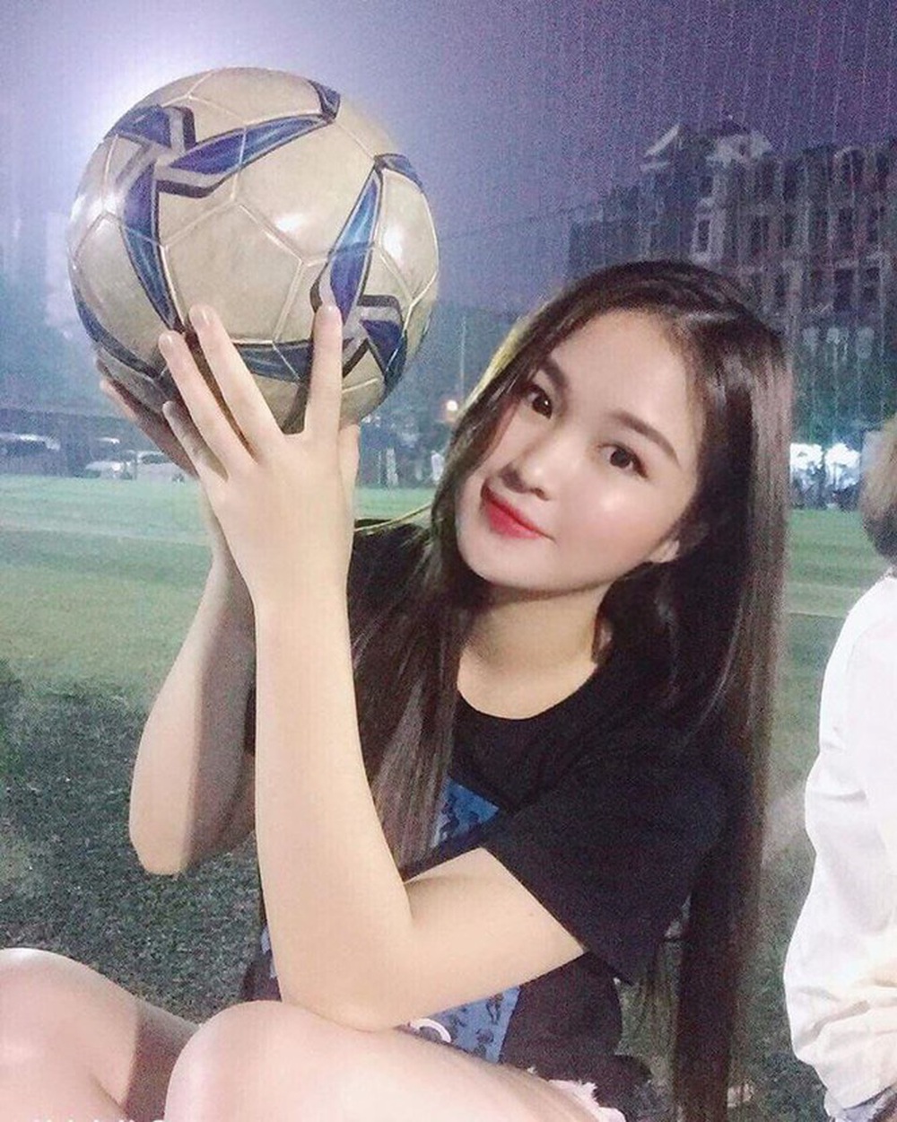 Nhan sắc gợi cảm của hot girl Táo Quân bị đồn là bạn gái tiền vệ Hoàng Đức - Ảnh 9.