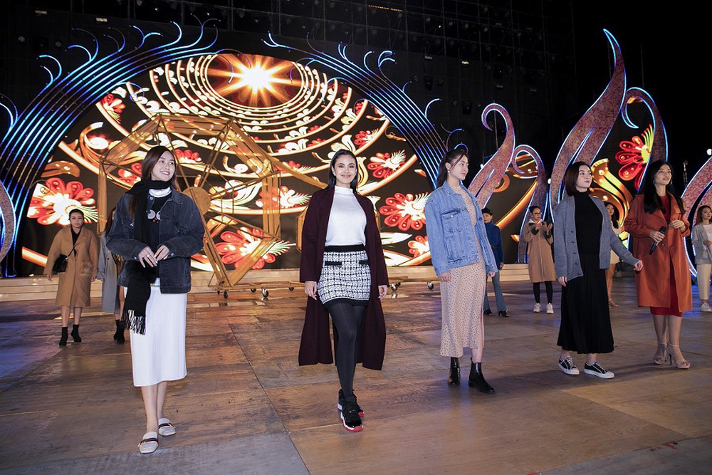 Dàn Hoa hậu, Á hậu xinh đẹp xuất hiện tại lễ khai mạc Festival hoa Đà Lạt - Ảnh 1.